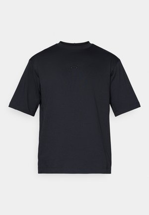 Fekete, rövid ujjú póló sima anyagból. Kerek nyakkivágással és apró márkás logóval a mellkason.