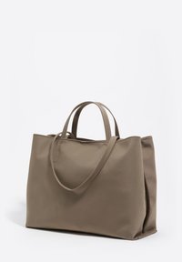 Szara torba na ramię z podwójnymi uchwytami, wykonana z teksturowanego materiału, z otwartym wierzchem oraz boczną kieszenią na suwak dla dodatkowego przechowywania.