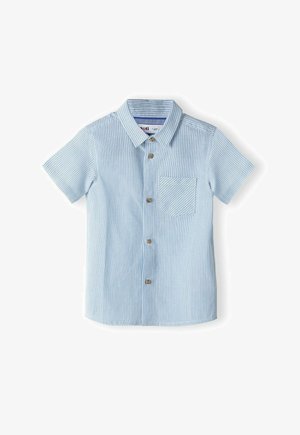 Koszula na krótki rękaw w jasnoniebieskim kolorze w białe paski, z kołnierzykiem i kieszonką na piersi. Posiada brązowe guziki oraz gładką teksturę materiału.