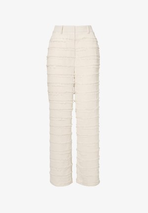 Hvite bukser med en teksturert design og horisontale volanger. Stoffet har en glatt overflate og et rett ben.