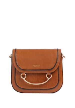 Borsa a tracolla in pelle marrone con manico in metallo dorato curvo e pattina con rilievo "The Bridge Firenze 1969."