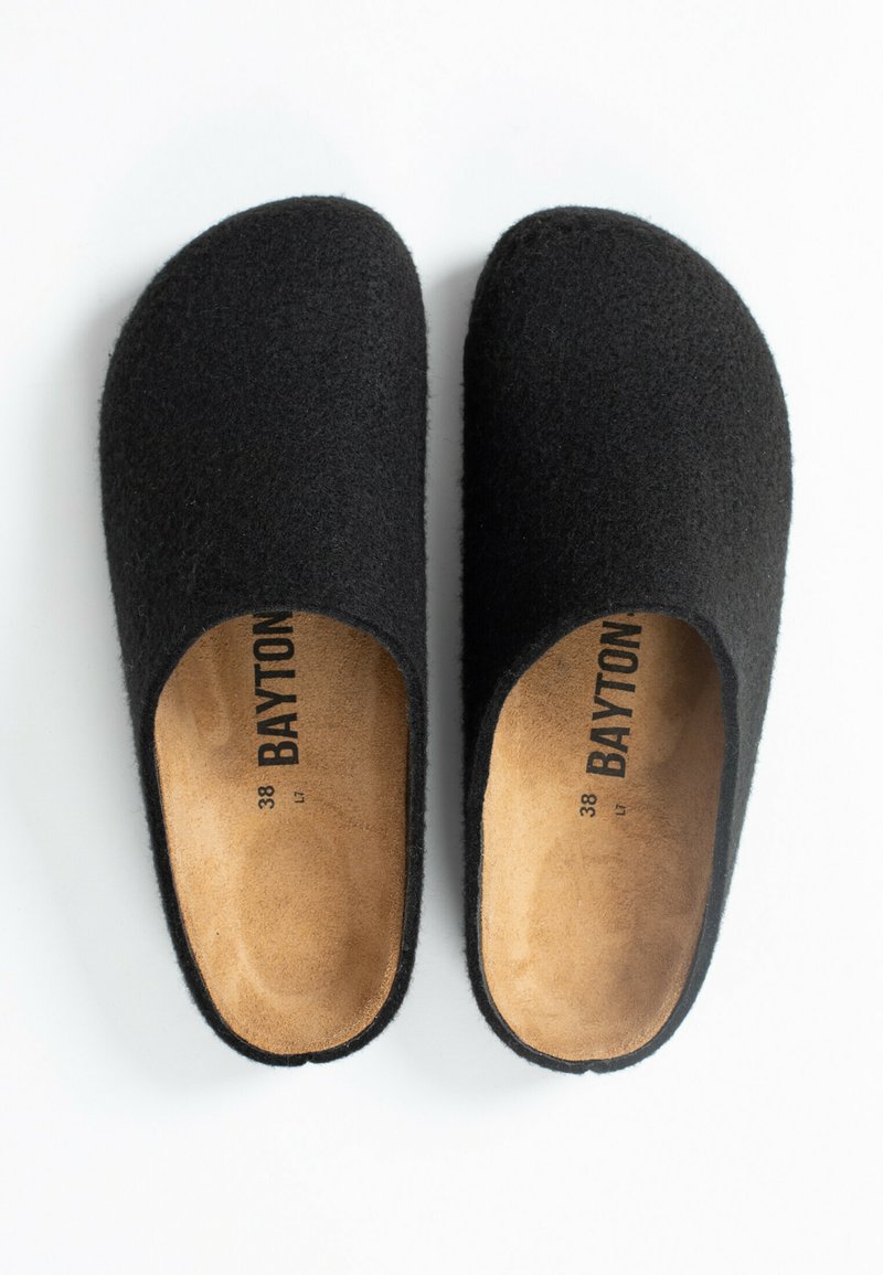 Czarne filcowe klapki z łatwym zakładaniem. Miękka tekstura, zaokrąglony nosek, jasnobrązowa wkładka z napisem "BAYTON". Rozmiar 38.