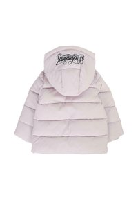 Jasnoróżowa kurtka puchowa z poziomo pikowanymi sekcjami, kapturem i czarnym haftowanym napisem z tyłu. Gładkie, błyszczące wykończenie.