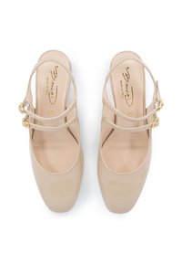 Scarpe a piattaforma in pelle verniciata beige con due cinturini regolabili, accessori in tonalità oro e una superficie liscia. Made in Italy.