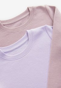 Rippstrick-Pullover mit Rundhalsausschnitt in sanften Pastellfarben: einer in hellem Lavendel und einer in gedämpftem Mauve. Beide weisen einen strukturierten Stoff und passende Ausschnitte auf.