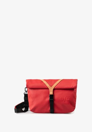 Borsa a tracolla rossa realizzata in tessuto resistente, con una parte superiore pieghevole, dettagli in pelle color cuoio e una tracolla nera regolabile con chiusura a fibbia.