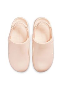 Sandalias de deslizar de color rosa claro con un acabado suave y parecido al caucho, que cuentan con una plantilla texturizada y correas ajustables en los laterales.