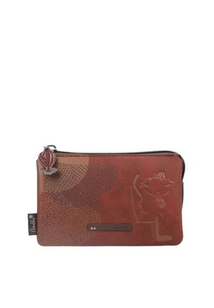 Piccolo portafoglio rettangolare in pelle marrone con design del volto in rilievo, motivo a pois, chiusura con zip e charm a forma di mongolfiera.