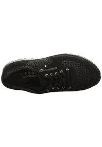 Sneaker noir à lacets avec une tige texturée, présentant un motif unique, une fermeture éclair sur le côté et une semelle en caoutchouc. Logo de la marque visible à l'intérieur.