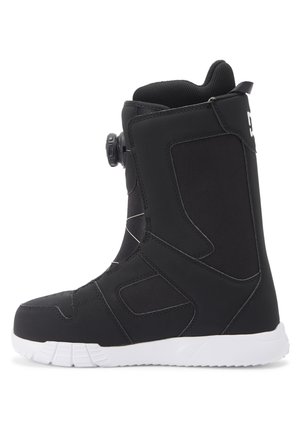 Botín de snowboard negro con una superficie lisa, acentos texturizados y una suela de goma blanca. Presenta un dial de sujeción en el lateral.