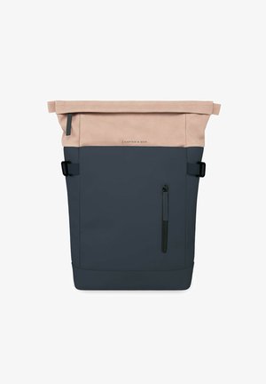 Rolltop-Rucksack mit einem pinken und dunkelblauen Farbschema. Hergestellt aus strapazierfähigen Materialien, verfügt über eine Reißverschlusstasche und verstellbare Träger.