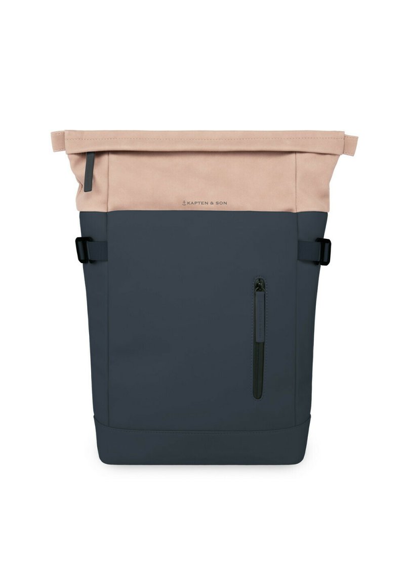 Plecak z rolowanym zamknięciem w kolorystyce różowo-granatowej. Wykonany z trwałych materiałów, posiada kieszeń na zamek i regulowane szelki.