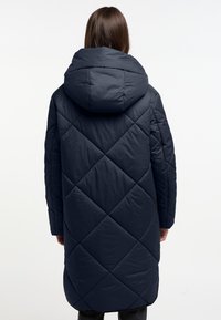 Donkerblauwe lange pufferjas met een afneembare capuchon, een diamantgestikt patroon, lange mouwen en een gebogen zoom aan de onderkant.