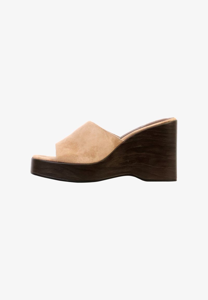Mule beige en daim à bout ouvert avec talon compensé en bois foncé haut et design sans bride.