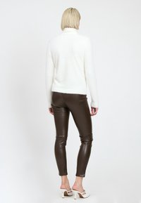 INFLUENCER FLUFFY TURTLENECK PULL - Trui - milk