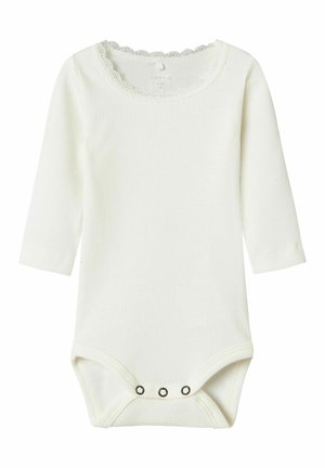 Weißes, geripptes Bodysuit mit langen Ärmeln, Spitzenbesatz am Ausschnitt und Druckknopfverschluss am Bund. Aus weichem Baumwollmaterial.