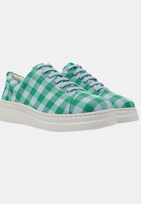 Zeleno-modré kostkované plátěné tenisky se světle šedými tkaničkami a bílou gumovou podrážkou, s prošíváním podél okrajů.