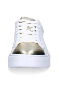 Sneaker bianco con lacci bianchi e punta metallica dorata, vista frontalmente su uno sfondo bianco.