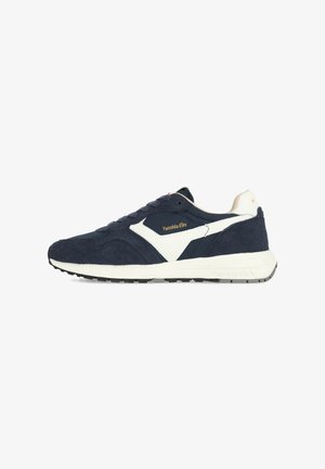 Sneaker blu navy in suede, con logo e dettagli bianchi, texture rigata sulla suola, punta tonda e chiusura con lacci.