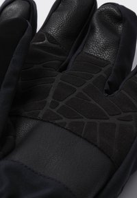 Zwarte handschoenen met een gestructureerd, leerachtig oppervlak met een geometrisch patroon. Zacht stof rond de vingers zorgt voor flexibiliteit en grip.