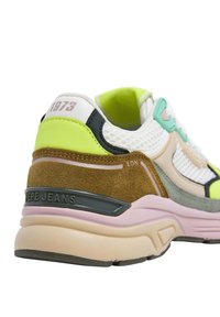 Mitmevärviline spordijalats, mis sisaldab võrgumaterjali, südant ja nahka. Värvid hõlmavad neoonrohelist, pruun, hall ja roosa aktsent. Tekstuuriga detailid on kohal.