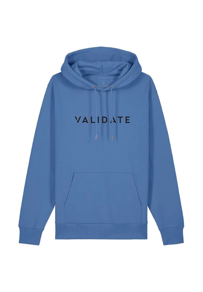 Sudadera azul con un gran estampado negro "VALIDATE", cordones ajustables, bolsillo frontal, puños y dobladillo acanalados. Textura de tela suave.