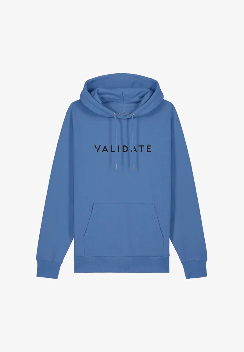 Sudadera azul con un gran estampado negro "VALIDATE", cordones ajustables, bolsillo frontal, puños y dobladillo acanalados. Textura de tela suave.