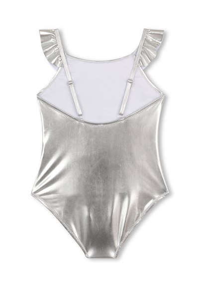 Maillot de bain une pièce métallisé argent avec bretelles réglables et accents à volants sur les épaules, présenté à plat sur un fond blanc.