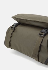 The North Face BASE CAMP VOYAGER MESSENGER BAG - Borsa a tracolla - new taupe green/black
