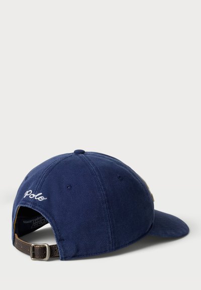 Casquette de baseball bleu marine en coton, dotée d'une sangle en cuir ajustable, d'un logo "Polo" brodé et d'une visière incurvée.