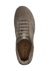 Brązowe zamszowe sneakersy z okrągłym noskiem, elastycznymi sznurówkami i perforowaną wkładką. Posiadają fakturowaną powierzchnię oraz miękkie wykończenie dla wygody.