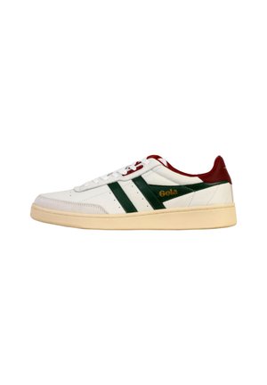 Hvide lavtop sneakers med grønne striber, rød hæl og krave, beige sål og "Gola" logo på siden.