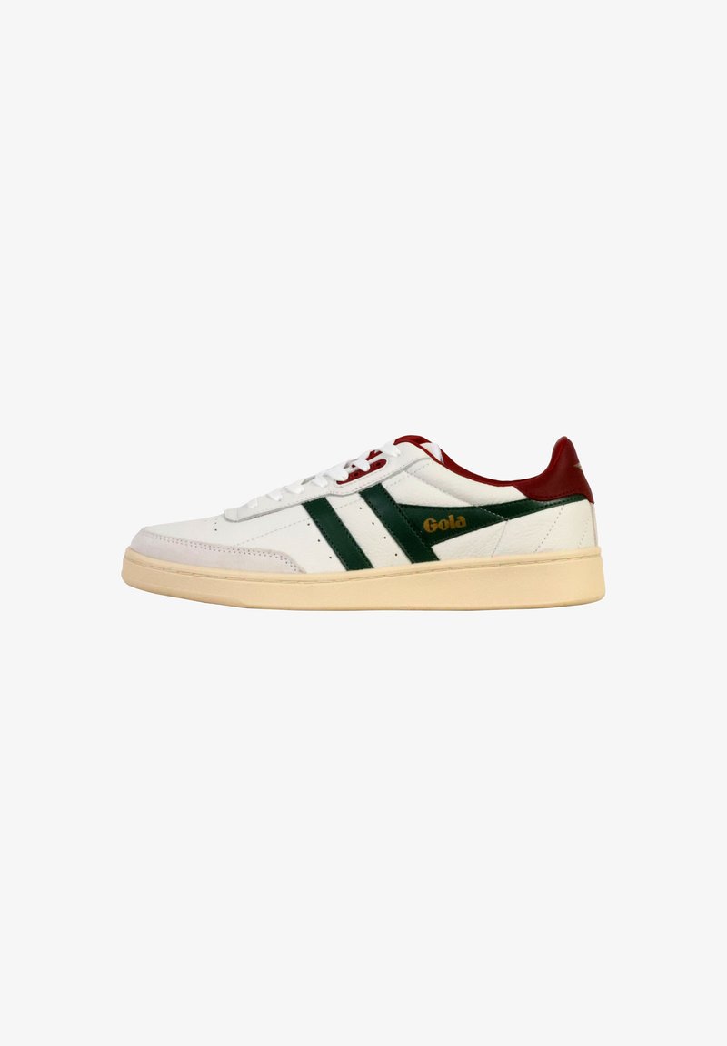 Witte lage sneakers met groene strepen, rode hiel en kraag, beige zool en het "Gola"-logo aan de zijkant.
