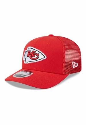 Rotes Baseballcap der Kansas City Chiefs mit Netzrückseite und weiß gesticktem "KC" Pfeilspitzen-Logo auf der Vorderseite.