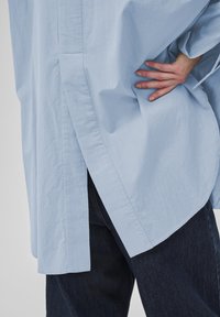 My Essential Wardrobe SUNNA BOXY - Užsagstoma palaidinė - pearl blue