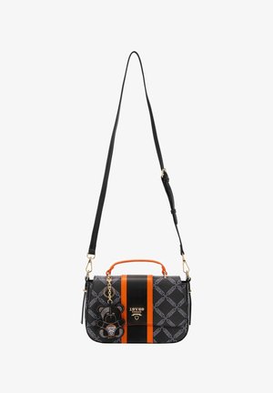 Schwarze und graue Umhängetasche mit orangefarbenen vertikalen Streifen, goldenem Logo "19V69 Italia" und einem hängenden Teddybär-Schlüsselanhänger.