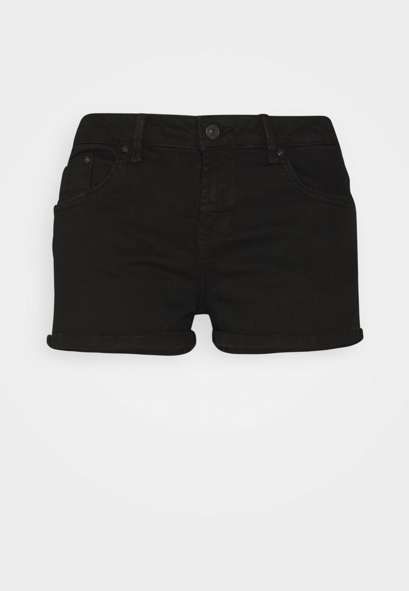 Short en denim noir avec bouton à l’avant, passants de ceinture, ourlets roulés et poches avant et arrière sur fond blanc uni.