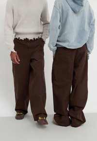 YOURTURN UNISEX - Calças - brown