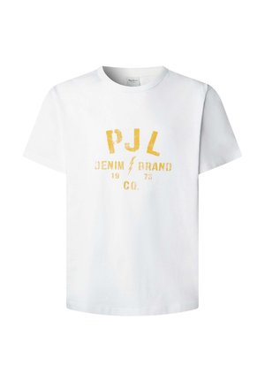 Camiseta blanca de algodón con un logo amarillo desgastado que dice "PJL DENIM BRAND CO. 1975" con un rayo como acento. Mangas cortas, cuello redondo.