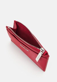 Calvin Klein MUST CARDHOLDER - Novčanik - scarlet sage