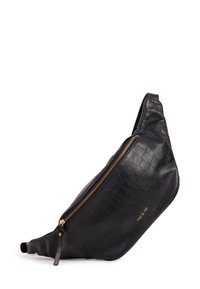 Bolso de cuero negro con textura de cocodrilo, con una cremallera dorada y forma diagonal. Correa ajustable incorporada para llevar de manera versátil.