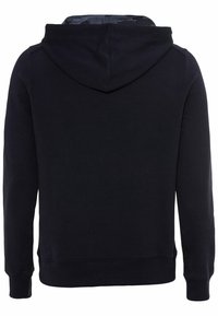 Granatowy hoodie wykonany z mieszanki bawełny, z kapturem na sznurki, długimi rękawami oraz ściągaczami przy mankietach i dole. Teksturowana podszewka kaptura.