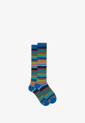 Bunte kniehohe Socken mit blauen, grünen, roten und gelben Streifen, verziert mit Punkten in wechselnden Bändern. Hergestellt aus weichem, dehnbaren Material.