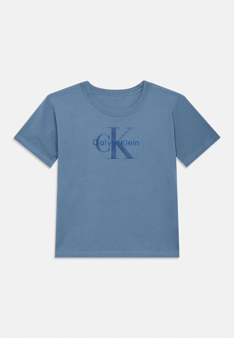 Kék pamut póló rövid ujjal, kerek nyakkal, sötétkék "Calvin Klein" logóval és "CK" grafikával az elején.