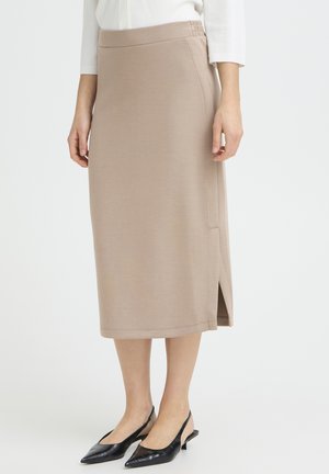 Falda midi beige confeccionada con tela suave, presenta una cintura ajustada, una abertura lateral y una textura lisa. Combinada con zapatos slingback negros de punta puntiaguda.