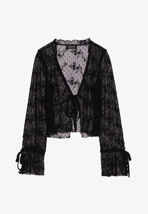 Blusa de encaje negro con patrón floral, tela transparente, cuello en V, cierre de lazo en el frente y mangas acampanadas con volantes y detalles de lazo.