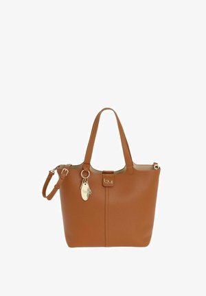 Borsa tote in pelle marrone con due spallacci, una tracolla regolabile removibile e un portachiavi dorato attaccato a una delle maniglie.