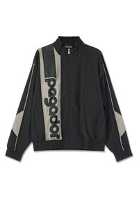 Μαύρο ελαφρύ μπουφάν με γκρι λεπτομέρειες, διαθέτει ψηλό γιακά, ελαστικές μανσέτες και μεγάλο λογότυπο στο μπροστινό μέρος. Λείος υφασμάτινος τύπος, με φερμουάρ.