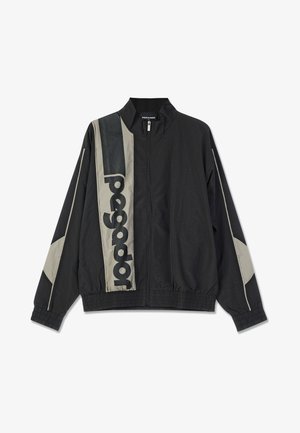 Čierna ľahká bunda s šedými akcentmi, s vysokým golierom, elastickými manžetami a veľkým logom vpredu. Hladká textúra, zips.