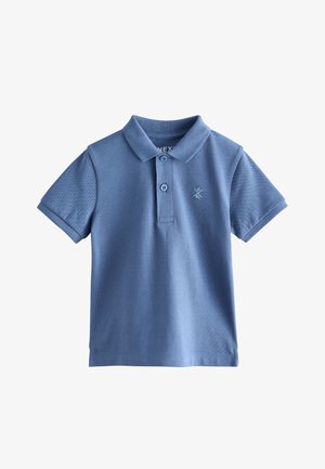 Niebieska koszulka polo z krótkim rękawem, dwoma przednimi guzikami, małym wyszywanym logo na lewej piersi i klasycznym kołnierzem.